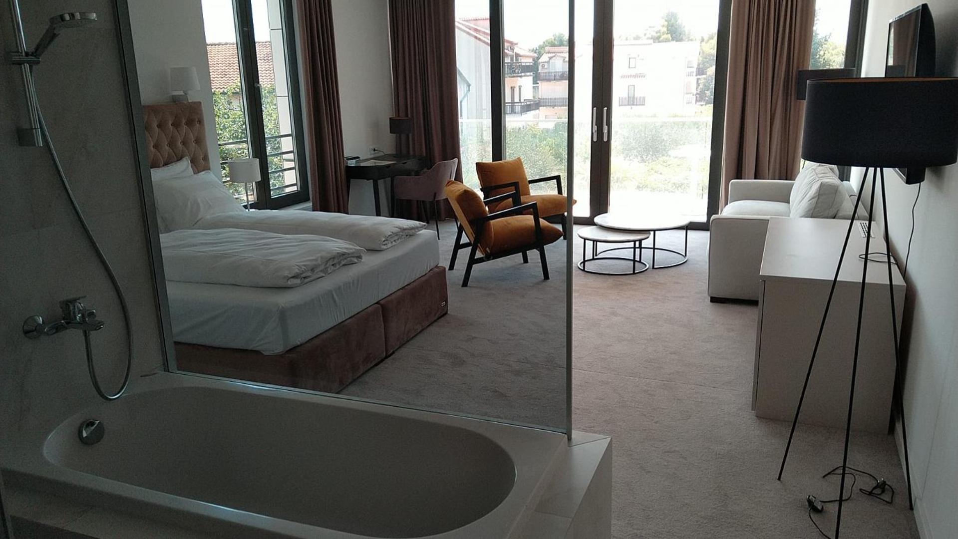 Hotel Oscar Kastela Bagian luar foto